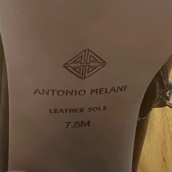 NWT Antonio Melani 7.5.   Gorgeous, stylish burgundy color - Picture 6 of 8